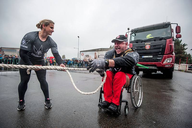 Den rekordů, na kterém handicapovaný kulturista Daniel Minster utáhl na invalidním vozíku nákladní automobil Tatra (do vzdálenosti 252cm).