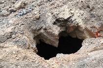 Historickou, asi osm metrů hlubokou studnu objevili v pondělí dělníci při výkopu na nádvoří zámku v Klimkovicích.