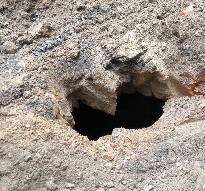 Historickou, asi osm metrů hlubokou studnu objevili v pondělí dělníci při výkopu na nádvoří zámku v Klimkovicích.