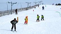 Tošovický areál zaplnili o víkendu lyžaři, snowboardisté i bobisté.