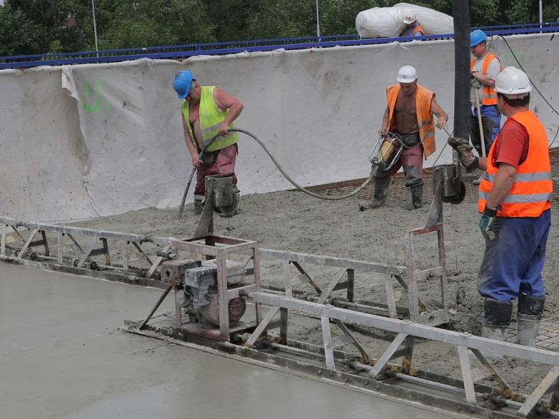 Stavaři začali betonovat desku tramvajového pásu ve směru na Porubu.