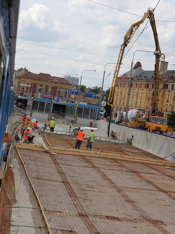 Stavaři začali betonovat desku tramvajového pásu ve směru na Porubu.