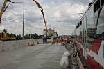 Stavaři začali betonovat desku tramvajového pásu ve směru na Porubu.