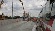 Stavaři začali betonovat desku tramvajového pásu ve směru na Porubu.