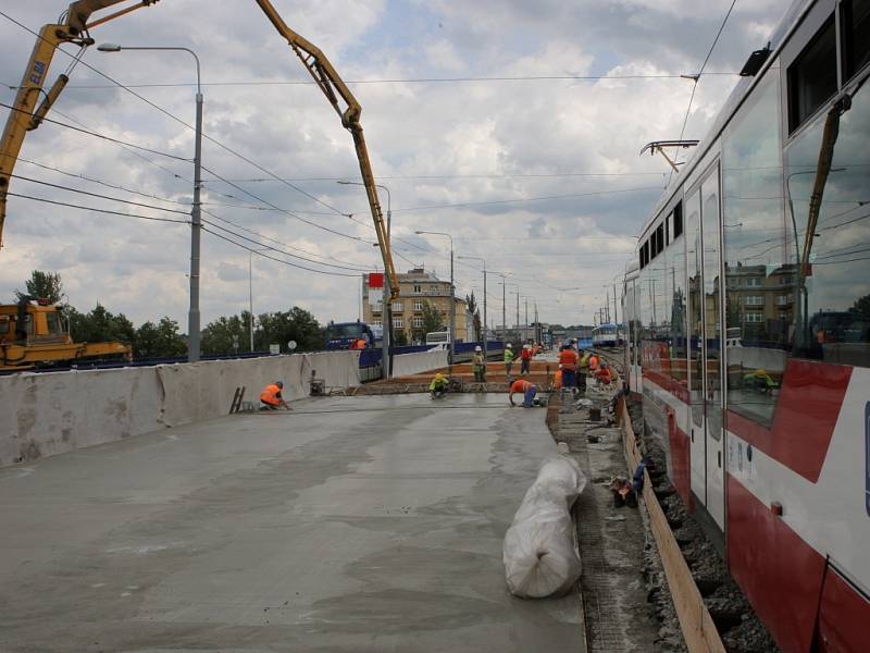 Stavaři začali betonovat desku tramvajového pásu ve směru na Porubu.