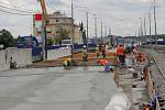 Stavaři začali betonovat desku tramvajového pásu ve směru na Porubu.