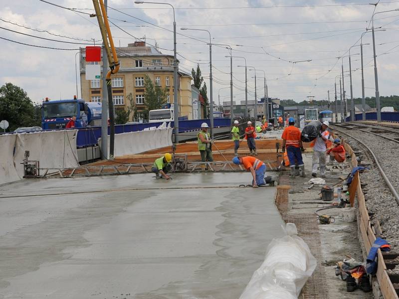 Stavaři začali betonovat desku tramvajového pásu ve směru na Porubu.