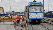 Stavaři začali betonovat desku tramvajového pásu ve směru na Porubu.