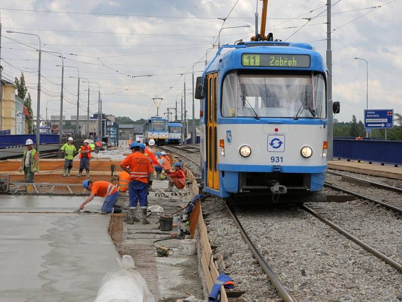 Stavaři začali betonovat desku tramvajového pásu ve směru na Porubu.