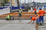 Stavaři začali betonovat desku tramvajového pásu ve směru na Porubu.