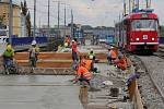 Stavaři začali betonovat desku tramvajového pásu ve směru na Porubu.