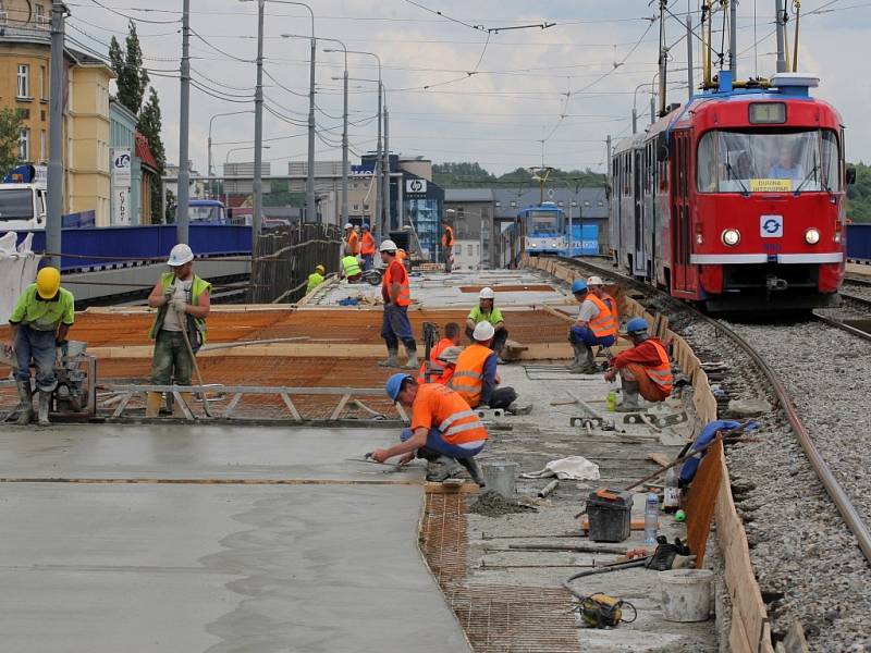 Stavaři začali betonovat desku tramvajového pásu ve směru na Porubu.