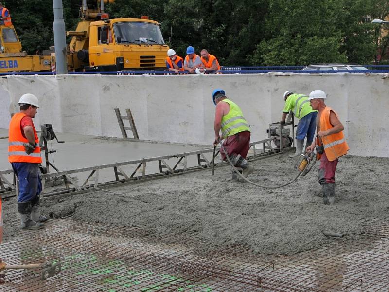 Stavaři začali betonovat desku tramvajového pásu ve směru na Porubu.