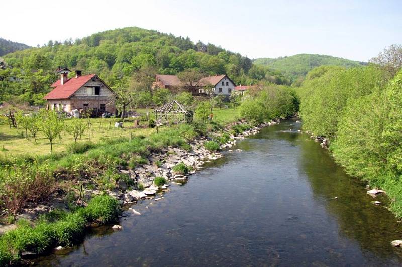 Úsek přes místní část Oder – Loučky je stabilizován úpravou koryta