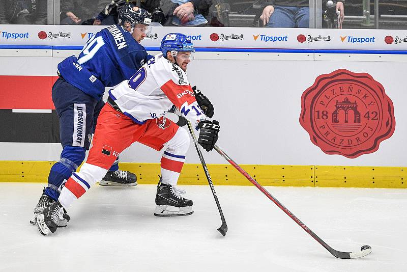 České hokejové hry, turnaj Euro Hockey Tour, utkání ČR - Finsko, 28. dubna 2022 v Ostravě. (zleva) Ojantakanen Valtteri z Finska a Jakub Flek z Česka.