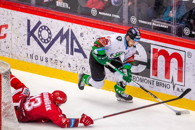 Semifinále play off hokejové extraligy - 1. zápas: HC Oceláři Třinec - BK Mladá Boleslav, 3. dubna 2022 v Třinci. Zleva Jan Zahradníček z Třince a Adam Raška z Mladé Boleslavi.