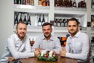 Martin Špok (uprostřed) spolumajitel společnosti SPIRITS ORIGINAL. Nespresso a alkotéka s výběrem více než 300 druhů lahví alkoholu, 26. listopadu 2020 v Ostravě.