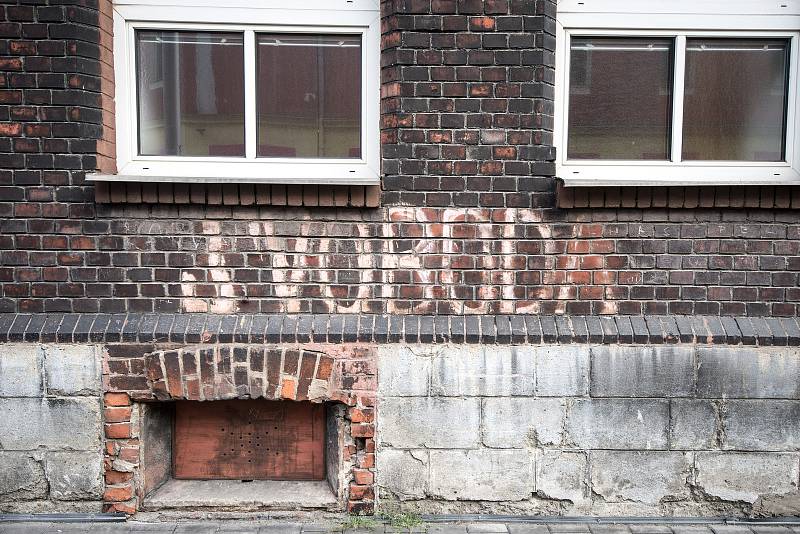 Nápisy z roku 68 na budově základní školy v ulici Šalounova v Ostravě-Vítkovicích.