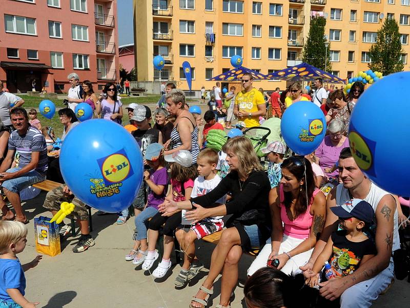 Sobotní dopoledne na novém dětském hřišti na sídlišti Ostrava Dubina. Program zpestřila ostravská zpěvačka Janků.