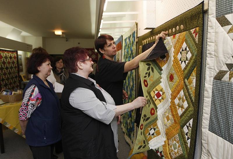 Snímek z výstavy patchworkových skvostů z dílny Danuše Březinové, které jsou momentálně k vidění v galerii Gaudeamus v Domě kultury města Ostravy. 