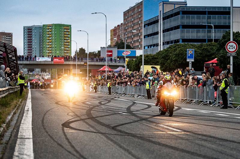 Motoristická akce s názvem Road Circus na ulici Horní v části mezi Dubinou a Bělským lesem. 18. září 2021 v Ostravě.