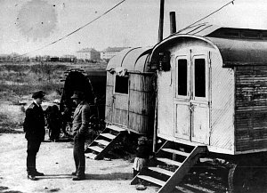 Kočování. Dle zákona z roku 1958 bylo v Československu zakázáno kočování. Veřejná bezpečnost zabavovala Romům maringotky a koně.