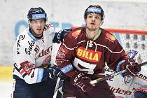 Utkání předkola play off hokejové extraligy - 1. zápas: HC Vítkovice Ridera - HC Sparta Praha, 11. března 2019 v Ostravě. Na snímku (zleva) Tomáš Černý a Jiří Smejkal.