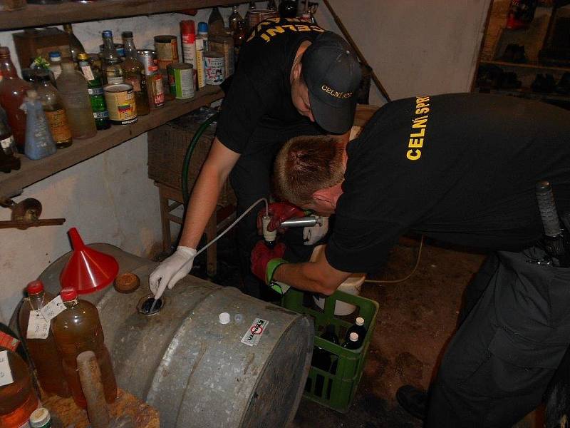 Téměř sedm set litrů smrtícího metanolu zajistili v těchto dnech moravskoslezští celníci a policisté.