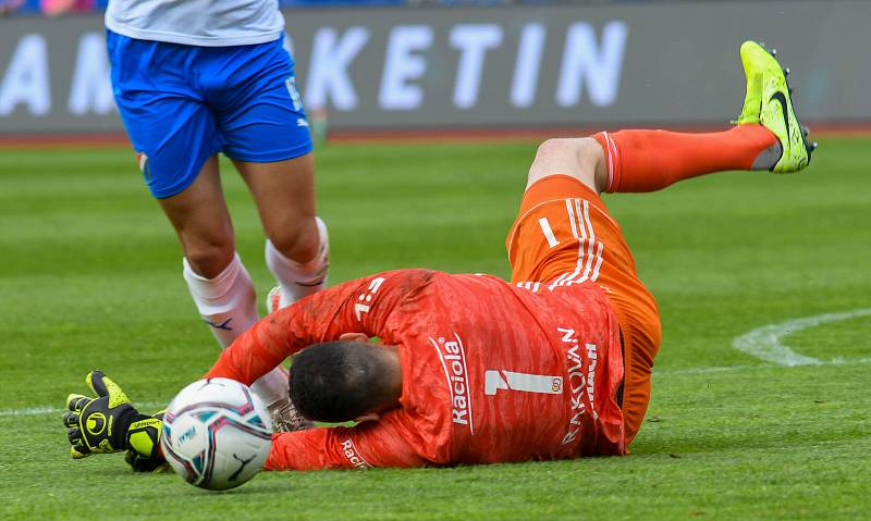 Fotbalisté Baníku Ostrava bojovali 15. května 2021 v utkání 32. ligového kola se Zlínem. Brankář hostí Matěj Rakovan.