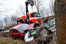 Dopravní nehoda tří aut v Heřmanicích - dvě museli hasiči tahat z příkopu.