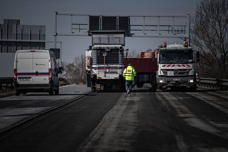 Na periferii Ostravy začala rekonstrukce části zvlněného úseku dálnice D1, na nichž se objevily problémy hned po jejich dokončení před více než deseti lety, 4. dubna 2022.