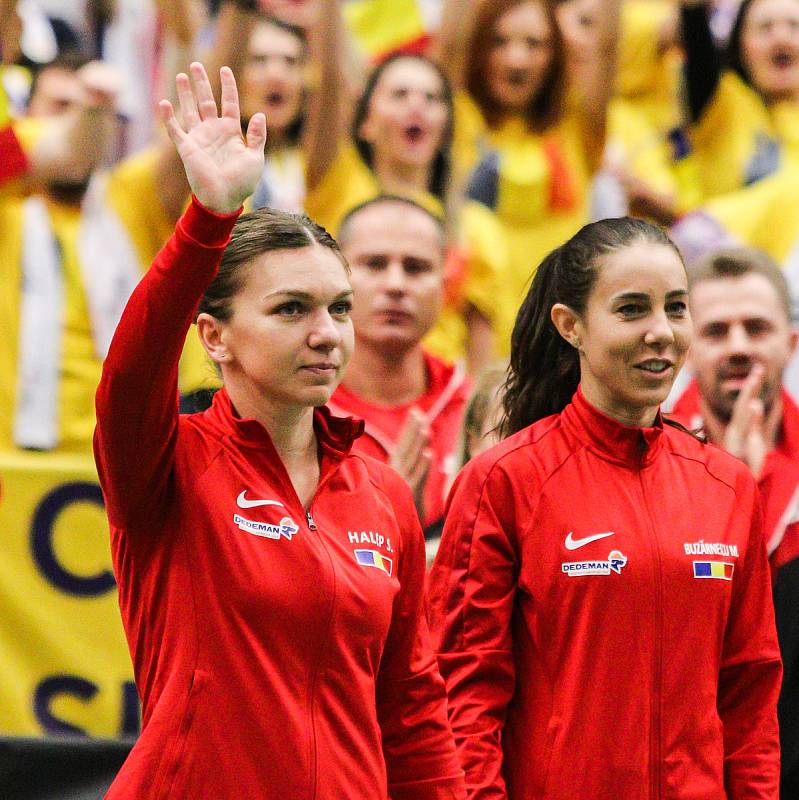 Utkání kvalifikace Fedcupového poháru Česká republika - Rumunsko, dvouhra, 10. února 2019 v Ostravě. Na snímku (zleva) Simona Halepová, Mihaela Buzarnescuová.