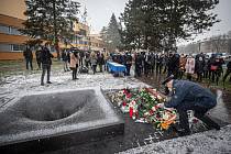 Před budovou Fakultní nemocnicí Ostrava byl odhalen památník obětem loňské tragické střelby, 10. prosince 2020. Umělecké dílo evokuje černou díru.