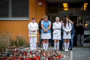 Pracovnice FNO uctily za zvuku sirén památku obětí střelby která se stala minulý týden, 17. prosince 2019 v Ostravě.