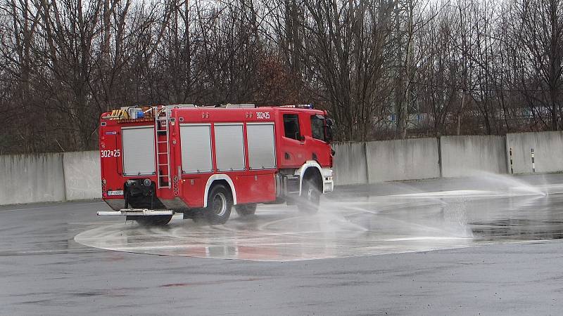 Řidiče hasičských cisteren čekal náročný program. Foto: HZS MSK