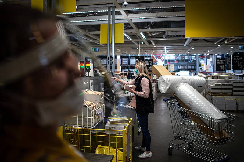 Znovuotevření obchodního domu IKEA, 11. května 2020 v Ostravě.