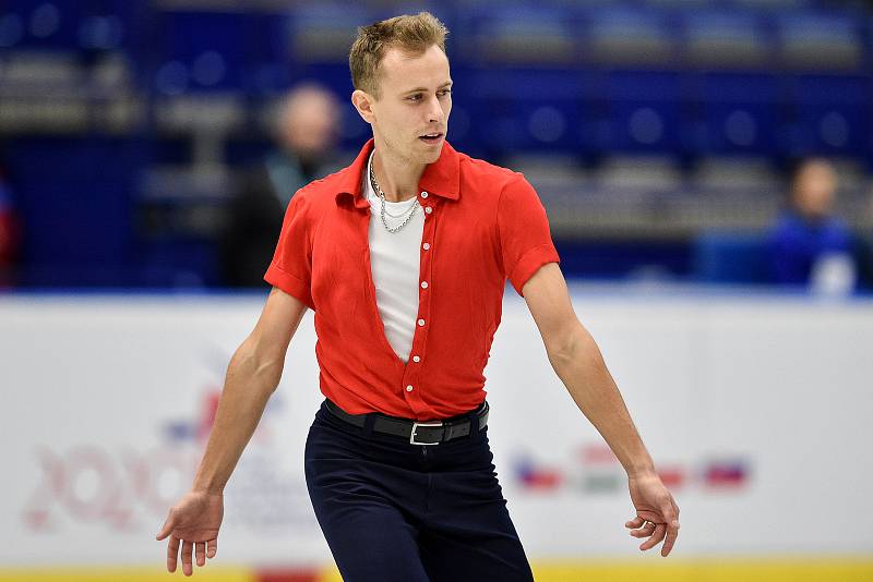 Podívejte se, takhle Michal Březina závodil v prosinci 2019 na mistrovství čtyř zemí v Ostravě, které vyhrál.