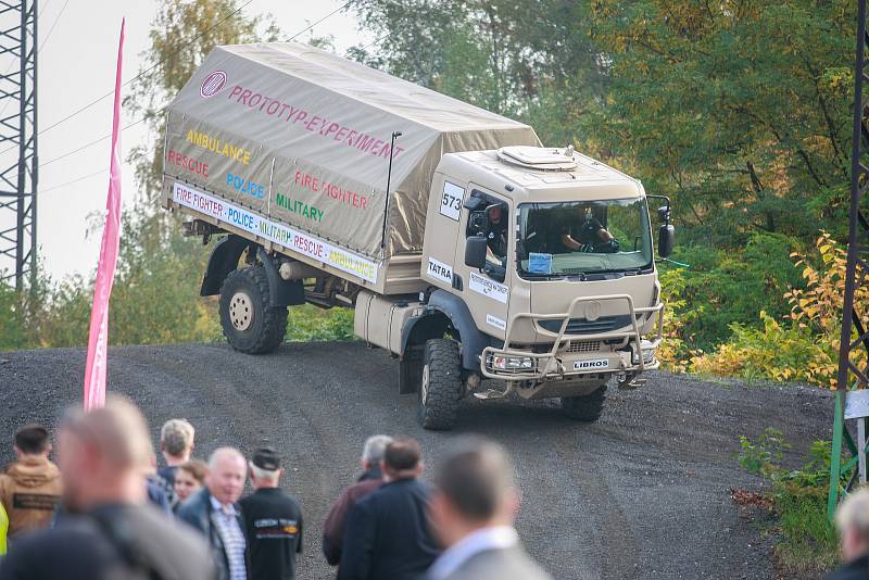 Zdolání kovového monstra se na první pohled zdálo nemožné. Tatra 810 4x4 řízená Liborem Václavíkem to dokázala.