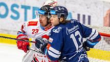 Utkání předkola play off hokejové extraligy - 2. zápas: HC Vítkovice Ridera - HC Olomouc. Zleva Jiří Ondrušek z Olomouce a Samuel Bitten z Vítkovic.