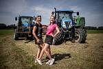 Zemědělkyně Michaela Kolářová (vlevo) a Kateřina Tempírová (vpravo) obdělávají půdu, 18. srpna 2022, Ostrava.