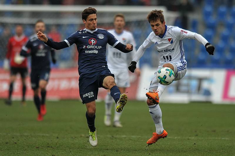 Zápas 17. kola první fotbalové ligy mezi FC Baník Ostrava a 1. FC Slovácko, 17. února 2018 v Ostravě. (vlevo) Lukáš Sadílek ze Slovácka a Jirásek Milan.