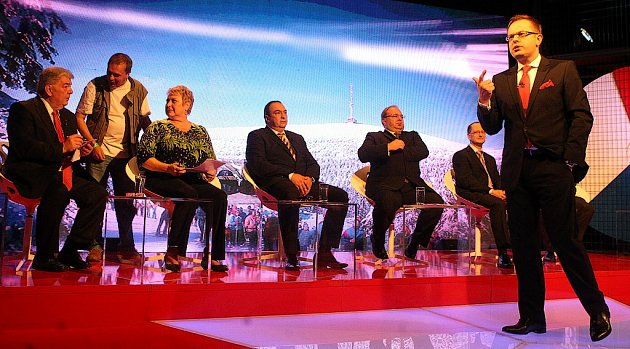  Předvolební speciál, který se natáčel koncem týdne ve studiu České televize v Radvanicích, přivítal šestici lídrů největších politických stran v kraji. 