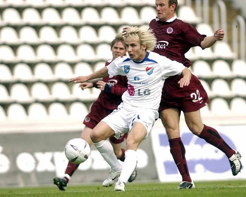 Miroslav Matušovič v dresu Baníku Ostrava v duelu se Spartou z května 2004. S oběma kluby získal mistrovský titul. Aktuálně je hrajícím trenérem v divizním Havířově.