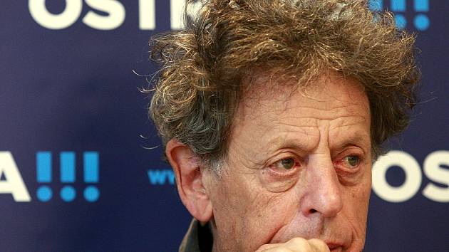 Philip Glass na včerejší tiskové konferenci v Ostravě.