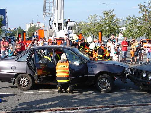 Hasiči z Moravskoslezského kraje mají nejmodernější technické vybavení, se kterým umí šikovně zacházet. Přesvědčit se o tom mohli v sobotu odpoledne návštěvníci ostravského Avion Shopping Parku. 