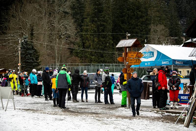 Poslední den otevření sjezdovek. Od 27. prosince musí provozovatelé ukončit provoz lyžařských vleků kvůli vládnímu opatření v souvislosti s pandemií Covid-19. 26. prosince 2020 na Bílé.