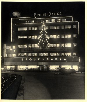 V r. 1909 založili Jaroslav Brouk a Jaroslav Babka veřejnou obchodní společnost Brouk a Babka.
