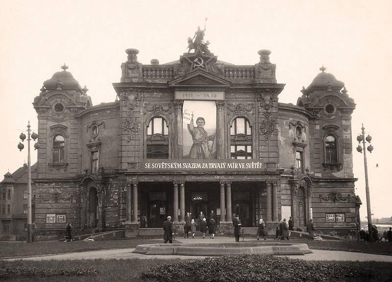 Na fotografii z roku 1953 je vidět zanedbaný stav fasády divadla, i to bylo důvodem k rekonstrukci.