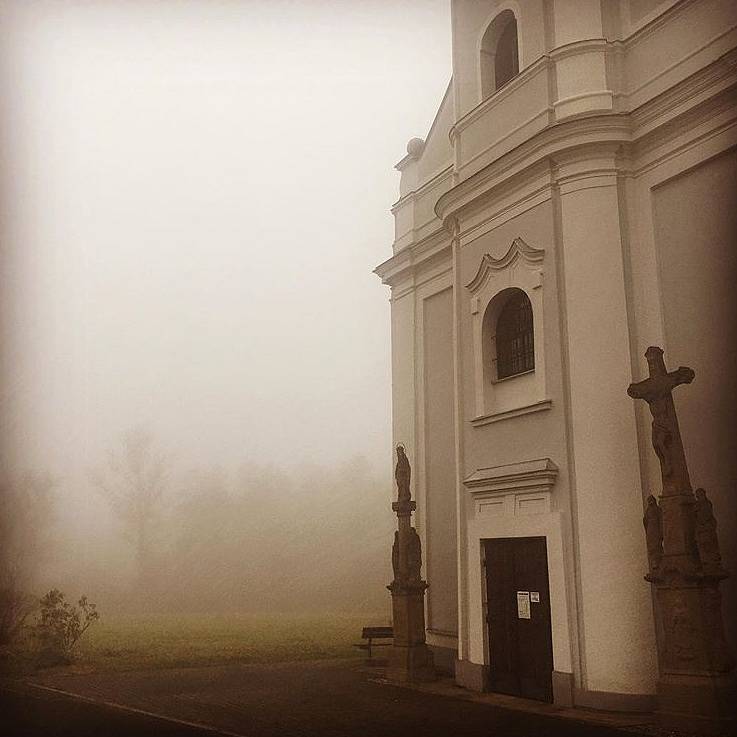 Podzimní melancholii u karvinského kostela vyfotila spisovatelka Karin Lednická.