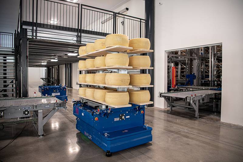 Robotizovaný sklad sklad sýrů společnosti Gran Moravia, 12. srpna 2021 v Cogollo del Cengio v provincii Vicenza, Benátsko, Itálie. Autonomní vozítko odváží bochníky do skladu.